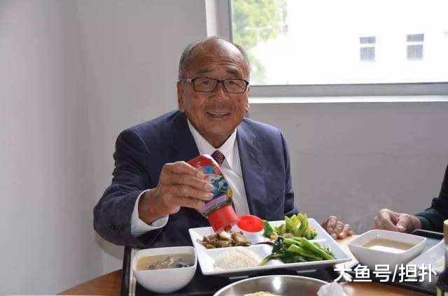 香港的四大富豪一个驼背一个痴呆，一个跑路英国，剩下一个坐轮椅