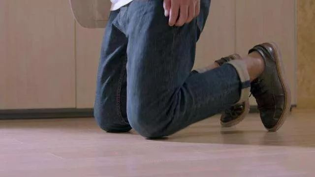 中国留学生跪地听加拿大警察训话你不教育孩子总有人替你教育