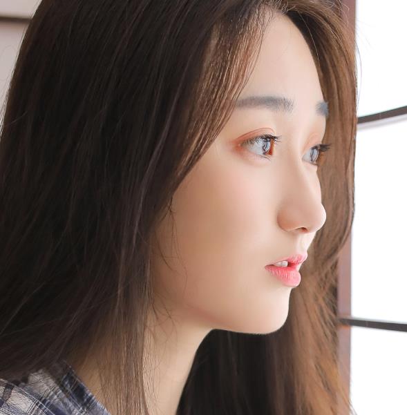 长发飘飘的小姐姐，清纯可秀，恬静甜美