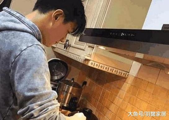 一起參觀佟大為住的豪宅，客廳的沙發很搶眼，在家還經常做飯