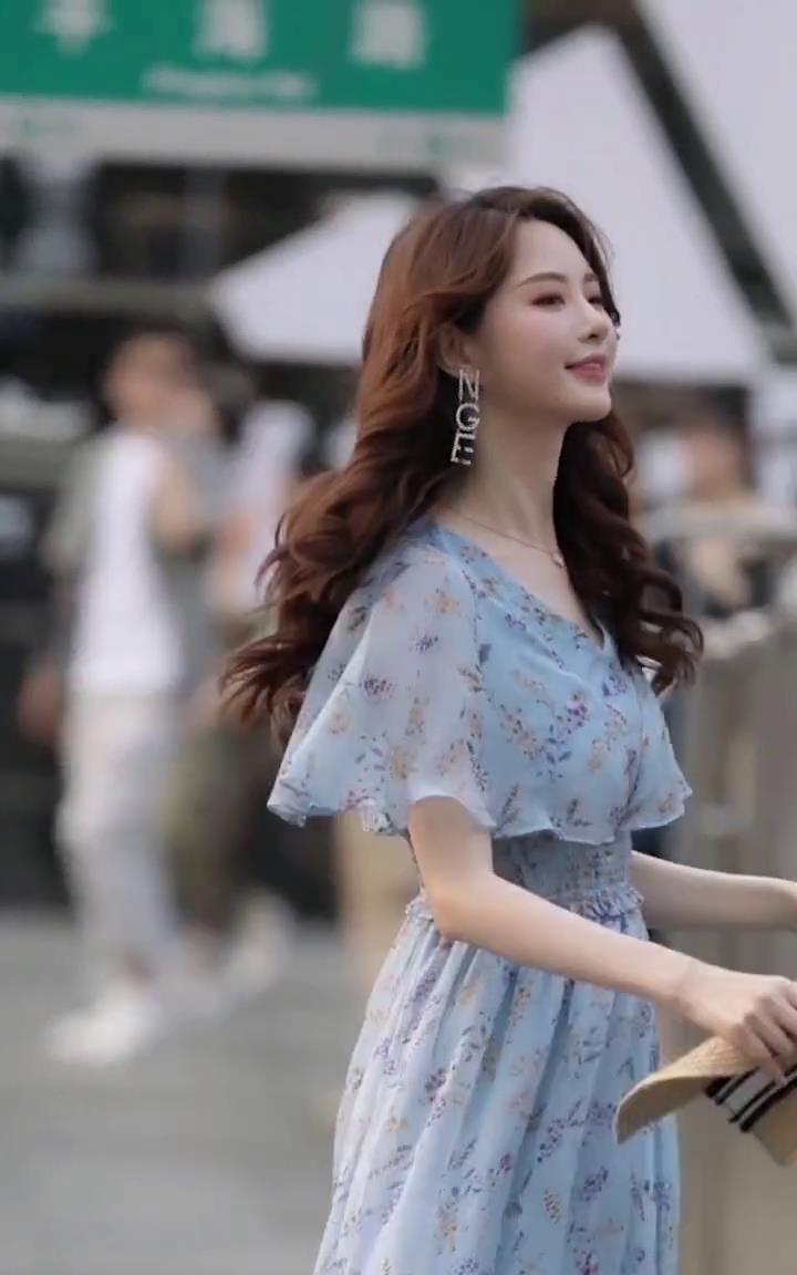 街拍美女：你们喜欢清纯的妹子还是成熟的？