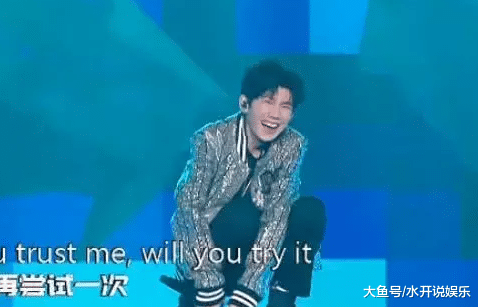 王源表演时突然卡麦，有谁看到他的“应急反应”，网友：真绝了