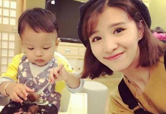 一起參觀張楊果的豪宅，家里鋪的都是木板，空間顯得非常溫馨