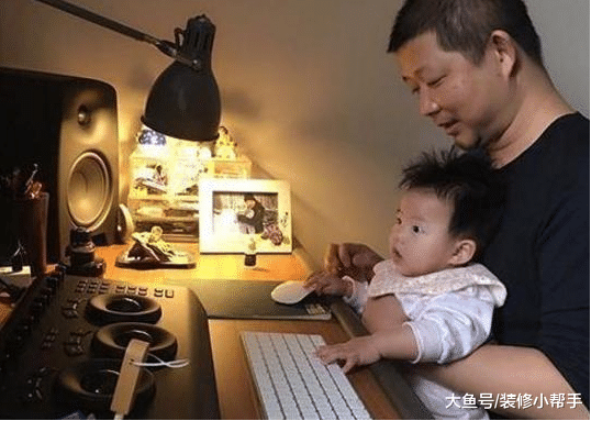 演員姚晨的房子裝修，墻壁掛滿跟老公的合照，整體裝修很普通