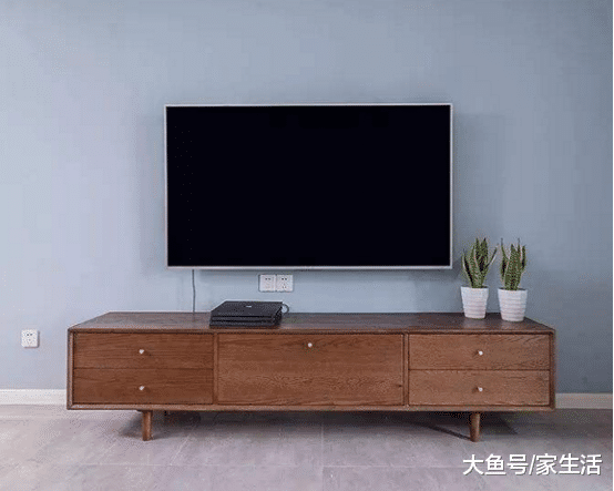 电视挂在墙上还是放电视柜上好？别以为不重要，差距还是挺大的
