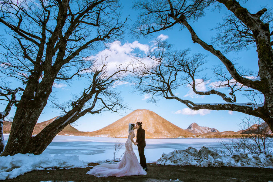 结婚照挂在床头好吗