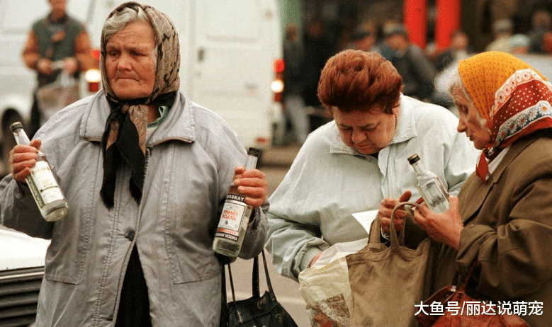 俄罗斯小伙来中国炫耀伏特加，朋友送了他一瓶二锅头后，扎心了！