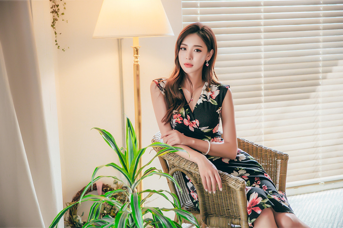 時尚穿搭，氣質優雅的小姐姐，舉手投足間秀出女人曼妙好身材