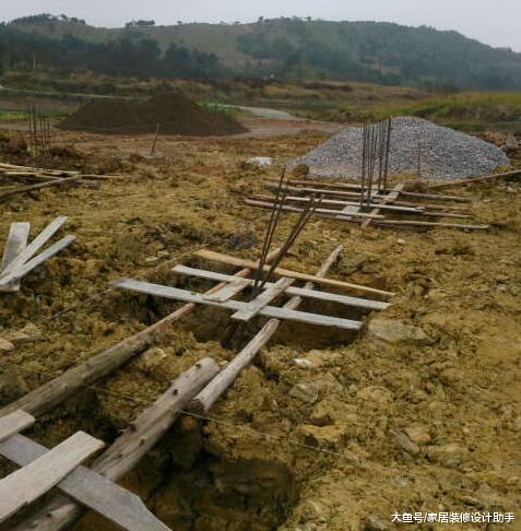 农民工19万自建三层毛坯主体，地基下有水没抽干对地基有影响吗？