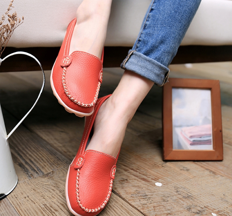 女孩子别总穿高跟鞋，聪明女人都穿这样的豆豆鞋，时髦走路不累脚