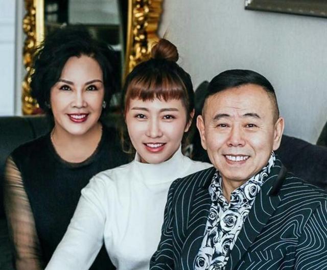 潘长江晒出自己的家，在家经常陪孙子一起玩，完全没有大明星架子