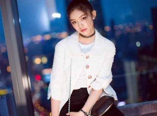 参观林允现实中的家，电视柜上放了很多玩偶，少女气息也太浓郁了