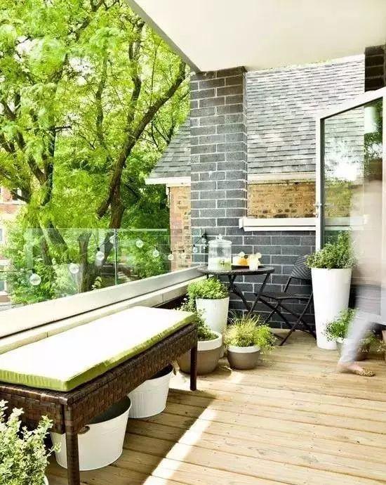 好多人都不愛在陽臺鋪瓷磚了，現在都流行這樣的做法