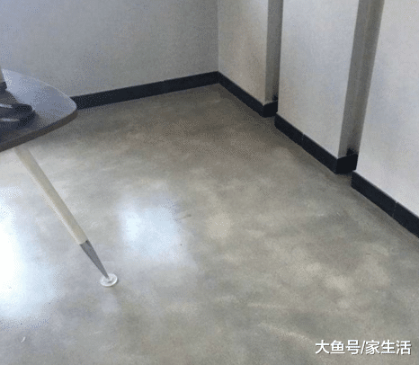 越来越多人地面装修都不铺瓷砖，尤其是年轻人，几乎都喜欢这样装