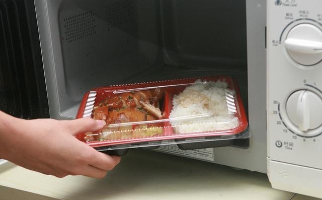 抄电表员大叔酒后漏嘴道：家中放上这样东西，一年就能省过半电费！