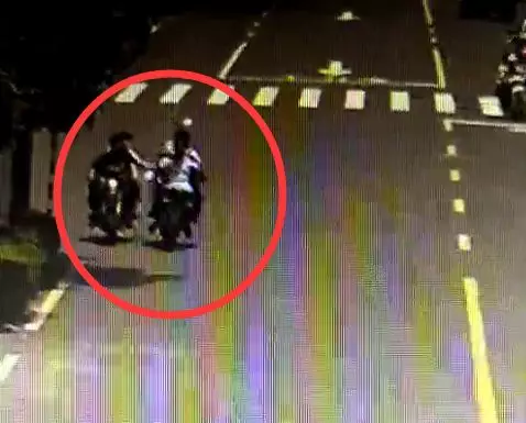 泉州十中两初中生，骑大功率电摩闹市“耍酷”！追逐嬉闹、闯灯逆行、随意变道