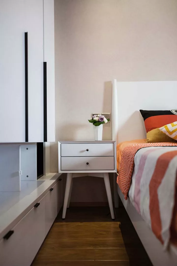 87平的原木风小户型二居室，电视背景墙趣味十足