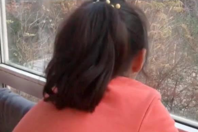 女儿被骂赌气趴阳台, 原来在看对面家里的这个! 父母: 太拼了