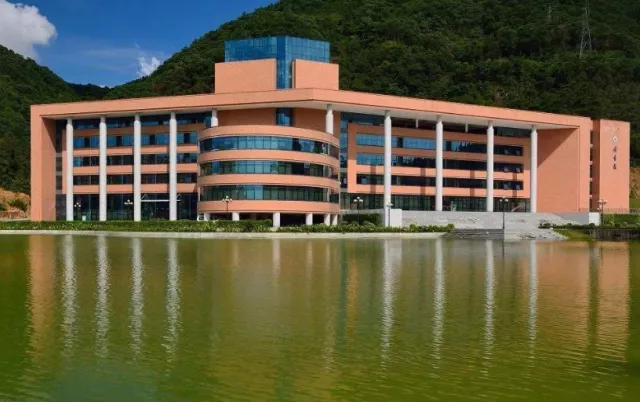 毕业就是公务员的“神秘”的二本，全校只有2000人，鲜为人知