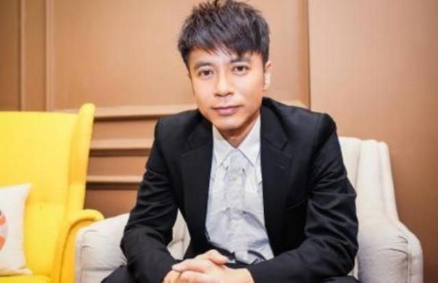 一起參觀李克勤住的豪宅，酒柜擺滿了名貴洋酒，餐廳了還掛了油畫