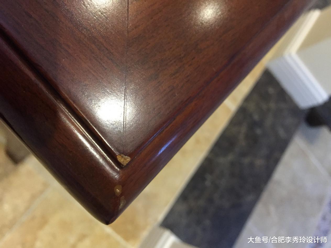 方便面也能修复床头柜? 不可思议! 网友: 回家就拿吃剩的零食修柜子去