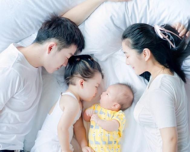 ?晒晒王栎鑫住的豪宅，如今已经变身＂女儿奴＂，家里装修很温馨