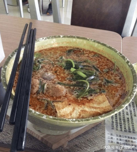 我亲弟弟买房, 我偷偷给他转账10万, 看到卡上余额我傻了!