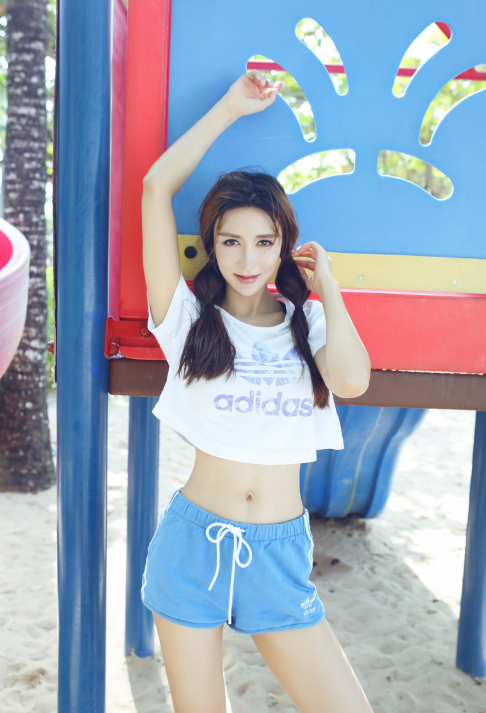 沙滩上的运动服小姐姐，清纯又有活力