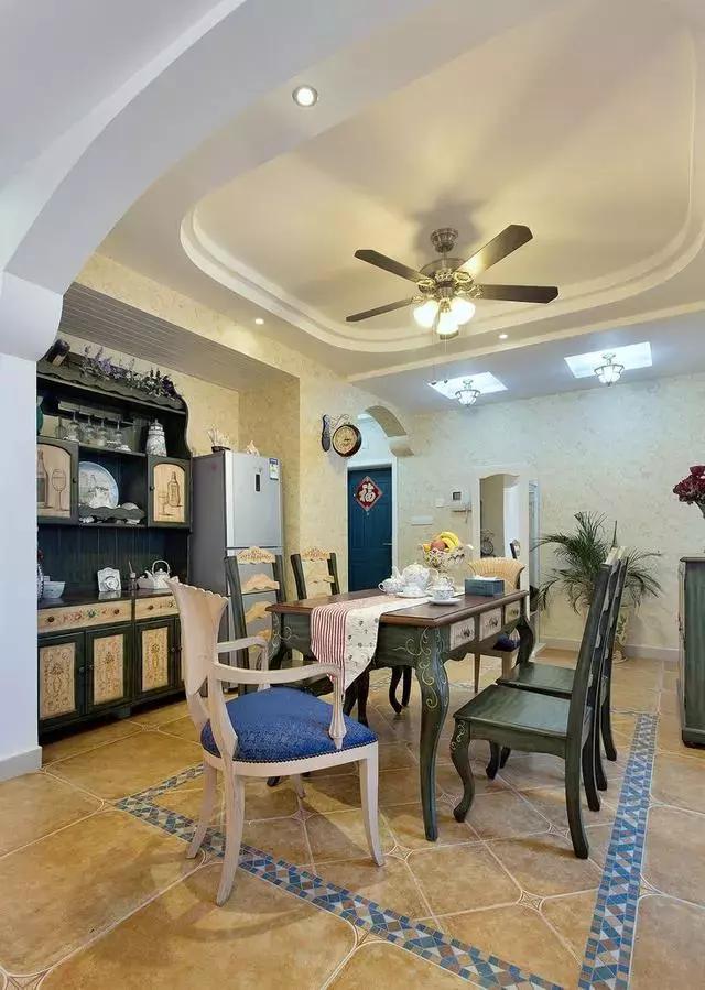 清爽浪漫的田园美式装修图，简单的蓝白配电视墙，效果却如此惊艳