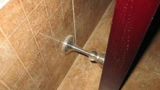 家里门吸不要装在这个位置，听内行人分析，懊悔知道晚了