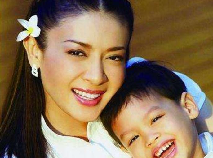 她是泰国最美太子妃，侍女出身43岁遭废黜，儿子却是未来泰王