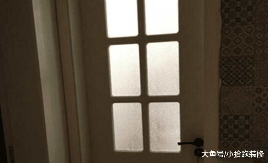 花1200块买的木门, 看到师傅这样安装, 业主直夸他很专业