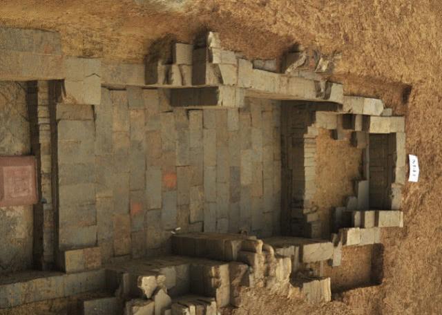 农民挖地窖，竟挖出五十具尸骨，考古专家赶到后挖出战国将军墓