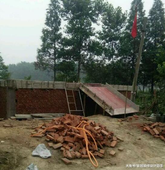 25万自建一层小别墅大胆将地基抬高了1.6米，邻居们敢怒不敢言
