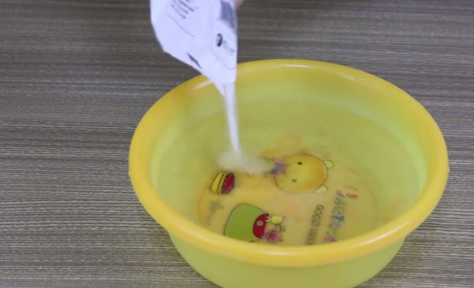 牙刷浸泡在食盐水里太有用了，解决了很多女士的烦恼，效果超赞