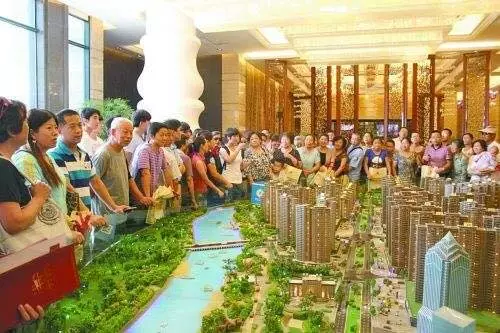 看房团大妈们“业务熟练”，去售楼处吃喝拿却绝口不提买房！