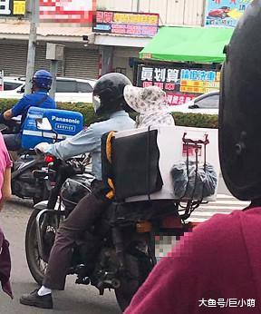 误以为老伯带老伴出门，定睛一看，原来待在后座的是一只狗狗