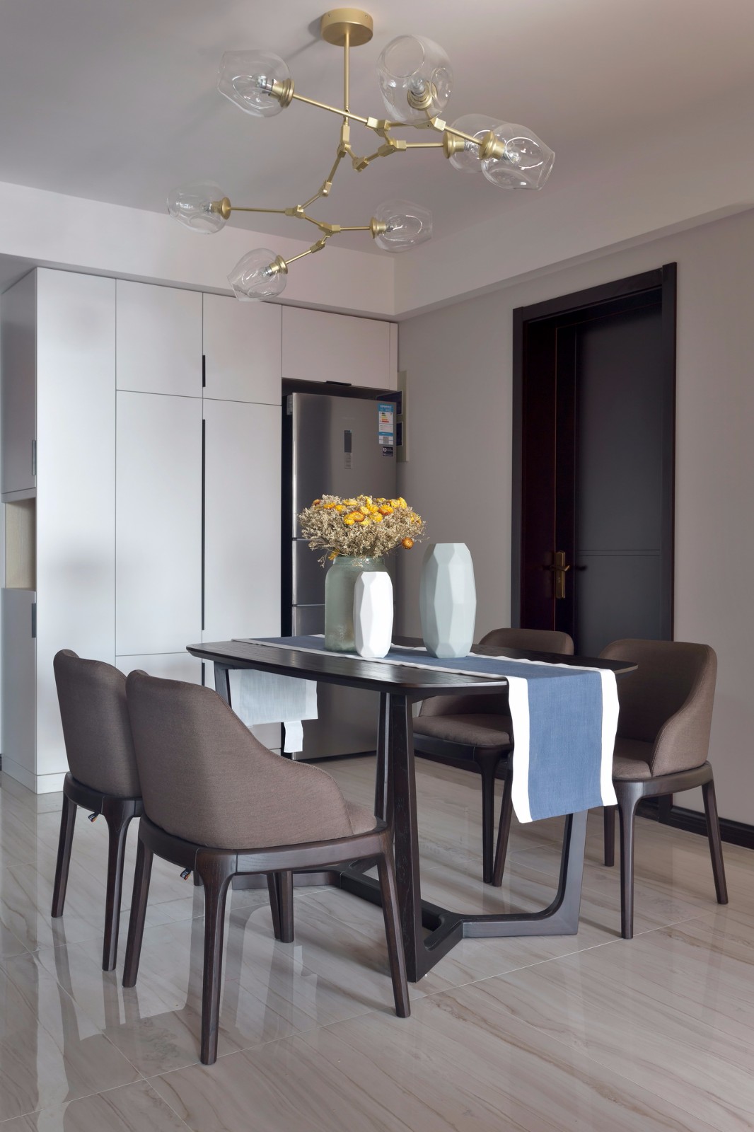 大气的现代风装修，厨房的墙砖还真是漂亮呢！