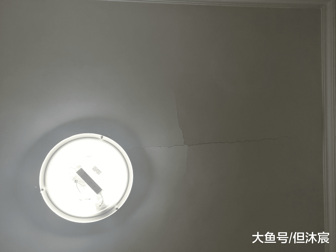 顶面出现了裂缝，是沉降式裂缝还是腻子开裂，如何进行确认及维修