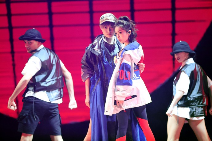 1米75李宇春与1米56蔡依林同台，蔡依林的红色高跟鞋“亮了”