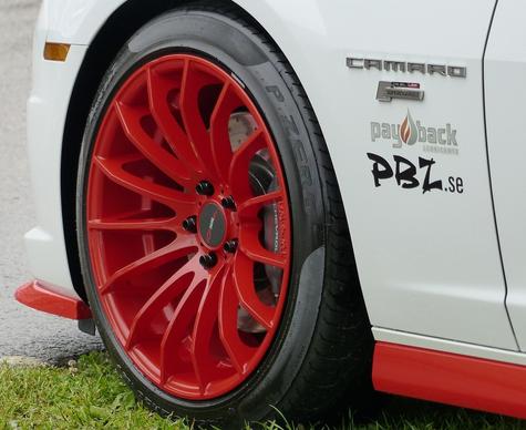 开车时遇到红色轮胎的车辆，记住一定要离远点，别给自己惹麻烦