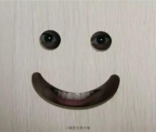 「沙雕图」朋友圈里的大佬晒出他的房产证，竟然有188本