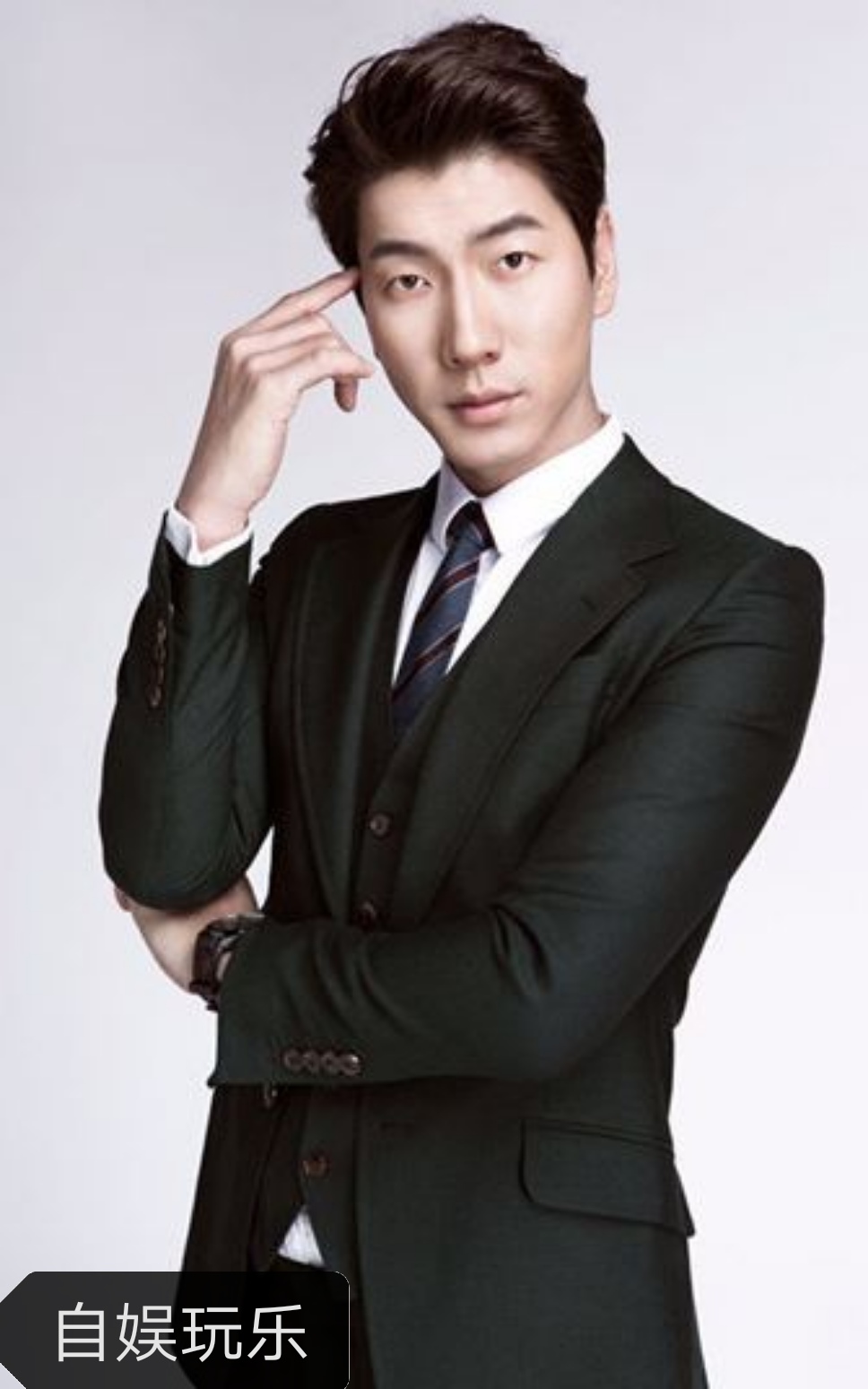 张亮,他可谓是一位非常有才的演员及模特,并且他的颜值非常出众,身材