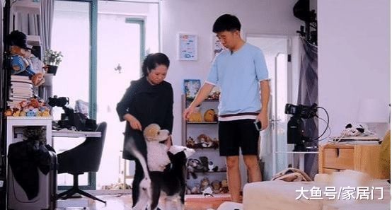 带你看看杨迪住的豪宅，客厅面积真小，想不到明星家也这么节俭