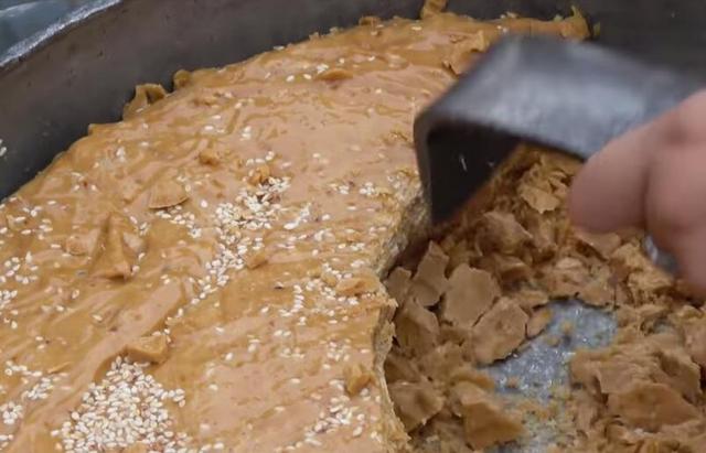 大姐路边卖这道“独特小吃”，小伙要一盆买，买后却尴尬了！