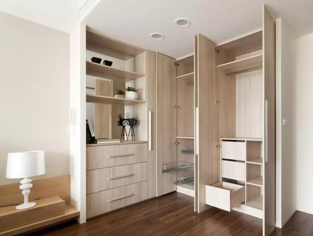 做好卧室衣柜收纳分区规划，衣柜容量变大，再多衣服都能装下
