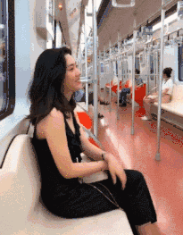 搞笑GIF趣图：我还以为是真的，感谢后面这位大哥的出现，解开了我的疑团