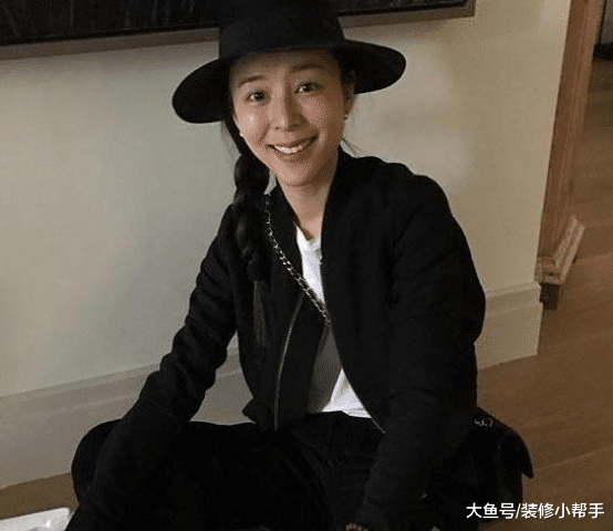 女神张静初的居家生活，房子设计十分简单，好像一点都不在意装修