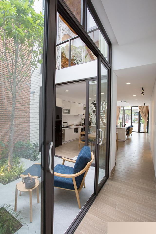 婚后不跟父母住，在隔壁再建一栋，小夫妻天天住新房三餐去老房吃