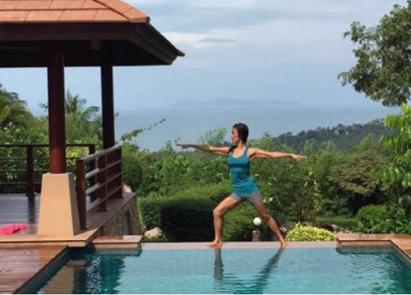 韦唯晒出自己的豪宅，如今生活在国外，家里还挂着中国地图